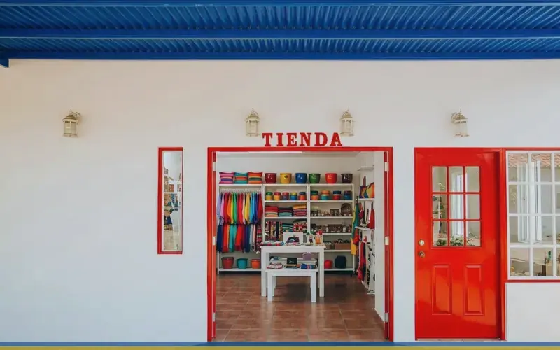 Imagen de referencia de pintura de negocios y locales comerciales para Villa Canales: local comercial y fachada de negocio