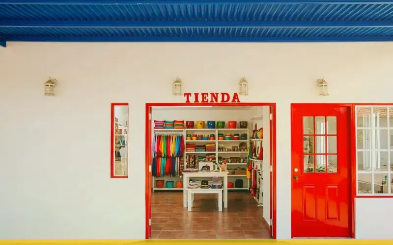 Imagen de referencia de pintura de negocios y locales comerciales para Zona 14: local comercial y fachada de negocio